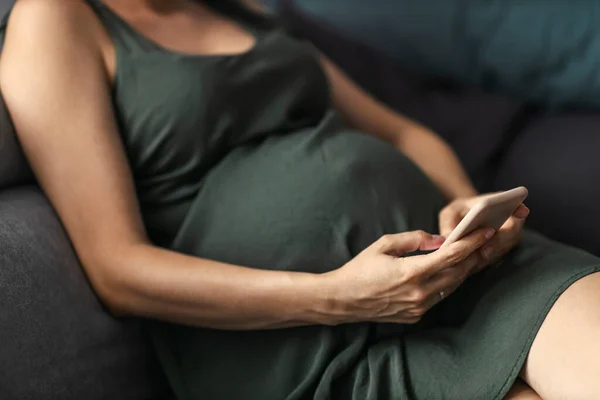 Den Gravida Kvinnans Mage Och Telefonen Fokus Tid Avkoppling För — Stockfoto