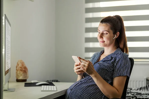 Gravid Kvinna Tar Paus Och Använder Telefon Hemmakontoret Framgångsrik Gravid — Stockfoto