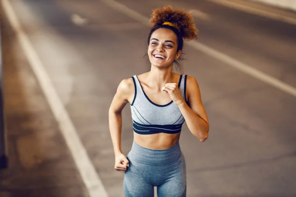 Una Corredora Feliz Corriendo Túnel Terminando Sus Objetivos Diarios Incluso — Foto de Stock