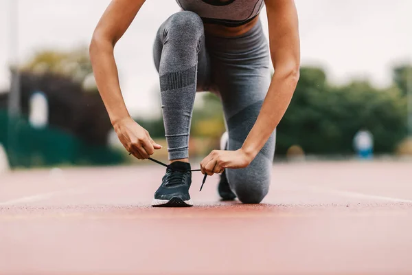 Close Fit Runner Kneeling Track Stadium Tying Shoelace Her Sneaker — Stock Photo, Image