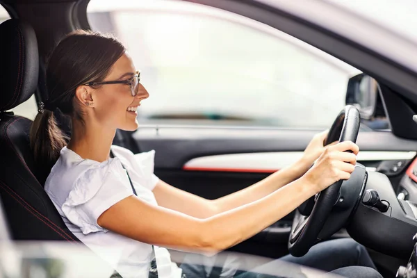 Dziewczyna Prowadząca Samochód Raz Pierwszy Tym Jak Dostała Prawo Jazdy — Zdjęcie stockowe