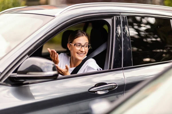 Ung Kvinna Sitter Sin Bil Trafiken Och Pratar Med Annan — Stockfoto