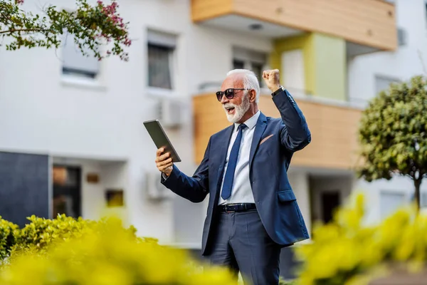 Feliz Hombre Negocios Senior Traje Pie Aire Libre Con Tableta —  Fotos de Stock