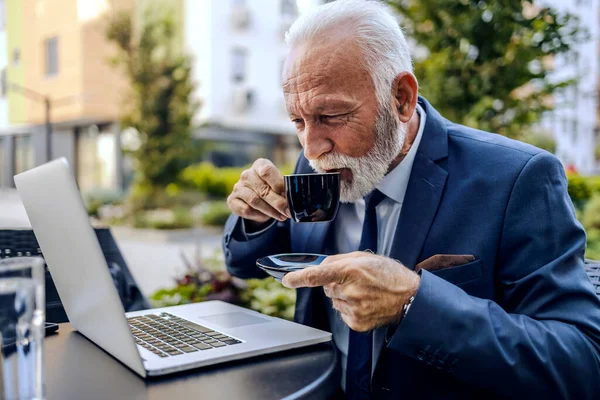 Hombre Negocios Senior Vestido Bien Está Sentado Terraza Cafetería Bebiendo — Foto de Stock