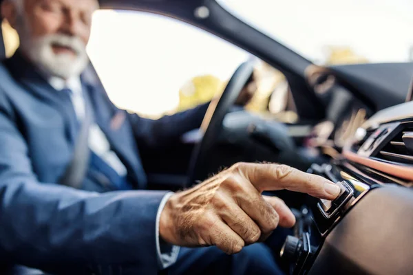 Empresário Sênior Está Sentado Carro Apertando Botão Foco Seletivo Mão — Fotografia de Stock