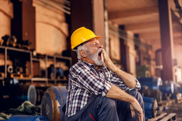Tired Senior Worker Sitting Next Machines Yawning Hard Work Must — Stock Photo, Image
