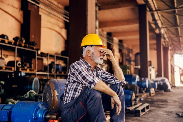 Trabajador Fábrica Preocupado Está Sentado Lado Las Máquinas Sosteniendo Cabeza — Foto de Stock