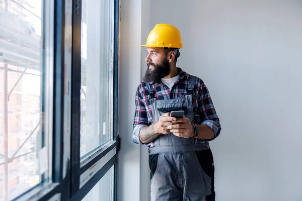 Trabajador Feliz Barbudo Con Casco Cabeza Está Pie Junto Una —  Fotos de Stock