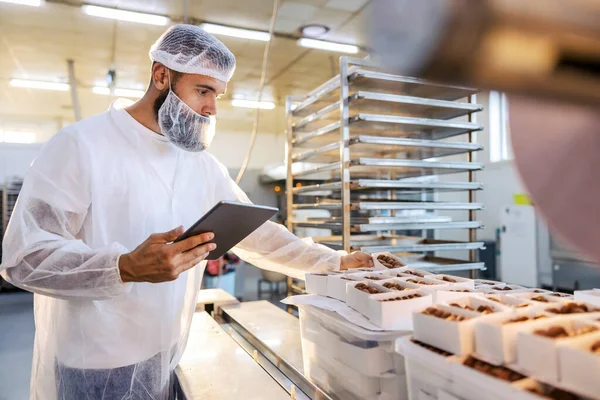 Food Inspector Sterile White Uniform Holding Tablet Looking Collected Cookies — Foto Stock