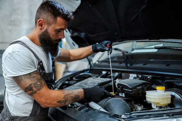 Ein Automechaniker Misst Motor Arbeiter Reparieren Autos Arbeiter Autowerkstatt — Stockfoto