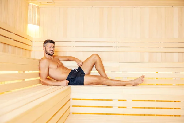 Glad Macho Man Ligger Bänk Bastun Spa Centret Koppla Och — Stockfoto