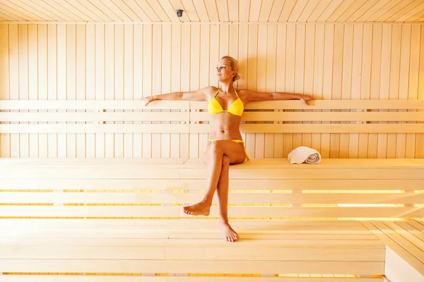 Blondynka Bikini Siedząca Gorącej Saunie Relaksująca Szybkim Życiu Mieście Zdrowe — Zdjęcie stockowe