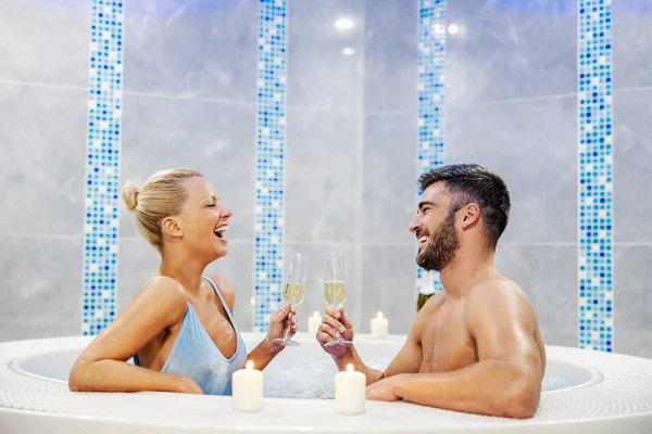 Egy Pár Pezsgőfürdőben Isznak Egy Pohár Pezsgőt Romantikus Hétvége Spa — Stock Fotó