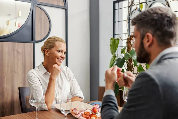 Business Couple Sitting Restaurant Having Lunch Romantic Couple Formal Wear — Stockfoto