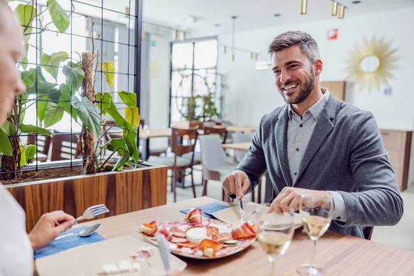 Šťastný Vousatý Muž Elegantně Oblečený Sedí Svou Ženou Obědvá Restauraci — Stock fotografie