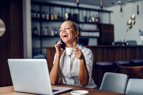 Eine Elegante Blonde Geschäftsfrau Sitzt Einem Arbeitsfreundlichen Café Macht Eine — Stockfoto