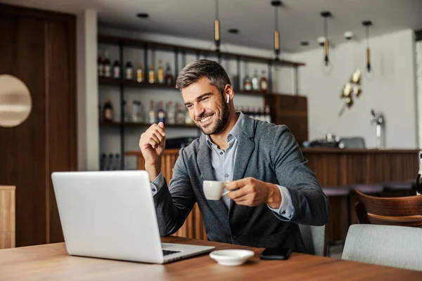 Ένας Ευτυχισμένος Επιχειρηματίας Κάθεται Ένα Καφέ Πίνοντας Καφέ Και Βλέποντας — Φωτογραφία Αρχείου