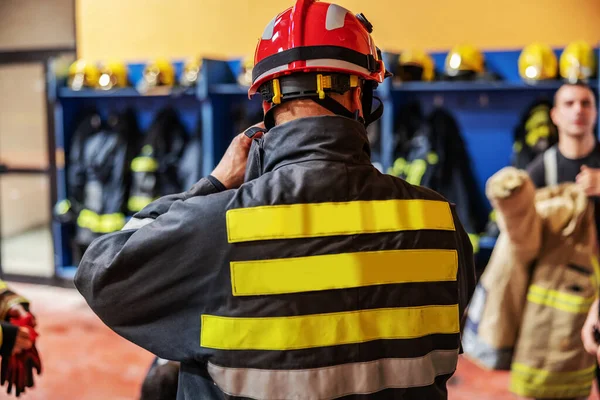 Visão Traseira Bombeiro Vestindo Suas Roupas Protetoras Capacete Enquanto Estava — Fotografia de Stock