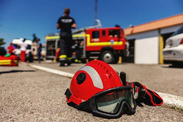 Κλείσιμο Προστατευτικού Κράνους Στο Παρασκήνιο Είναι Πυροσβέστες Και Πυροσβεστικό Όχημα — Φωτογραφία Αρχείου