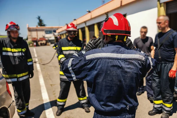 Group Firemen Standing Outdoors Protective Uniforms Helmets Preparing Action — Fotografia de Stock