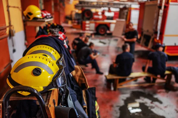 消防隊の防護服とヘルメットの写真 消防士がいる — ストック写真