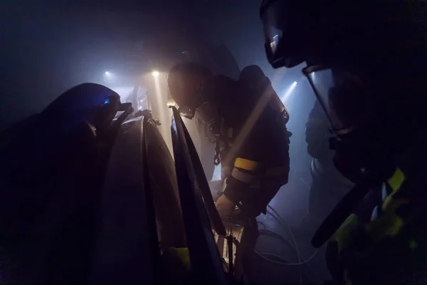 Bomberos Valientes Liberando Hombre Del Coche Llamas —  Fotos de Stock