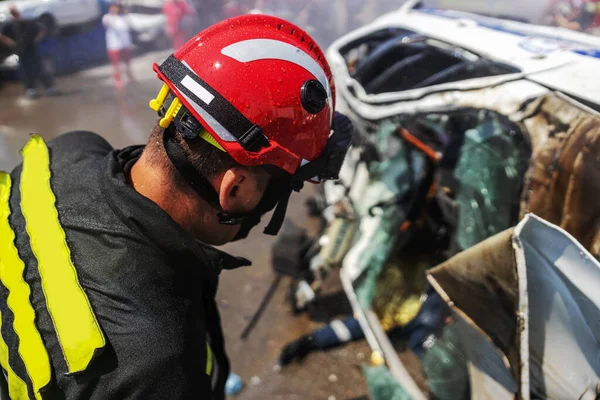 Bombeiros Tentar Libertar Homem Carro Avariado Houve Acidente Viação — Fotografia de Stock
