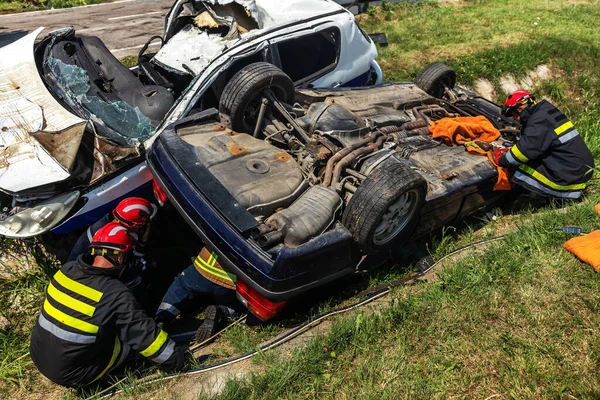 Hasiči Snaží Osvobodit Muže Havarovaného Auta Při Autonehodě Zřítila Auta — Stock fotografie