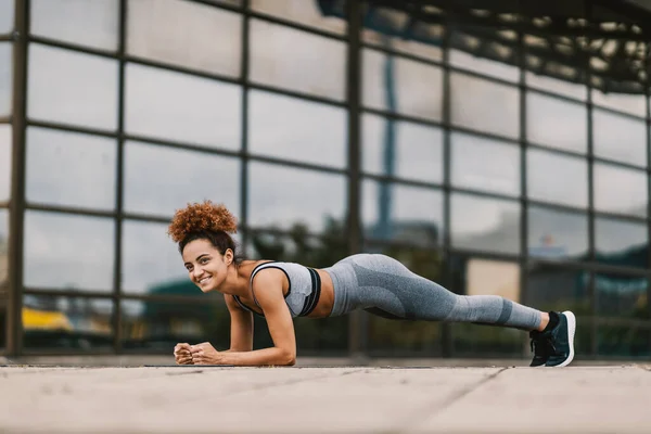 Plank Egzersizi Kız Modern Bir Eğitim Konsepti Gri Spor Giysili — Stok fotoğraf