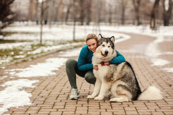 Kvinna Kramar Sin Hund Medan Hon Hukar Sig Allmän Park — Stockfoto