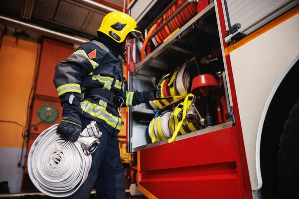 Пожарный Защитной Форме Шлемом Голове Проверяет Шланги Перед Вмешательством Стоя — стоковое фото