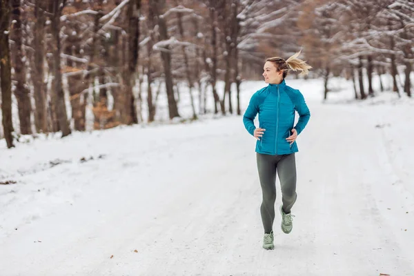 Fit Sportswoman Jogging Nature Snowy Weather Cold Weather Snow Healthy — Foto Stock