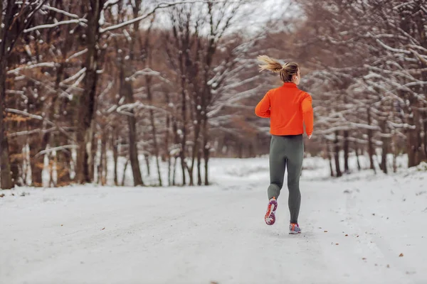 Rear View Sportswoman Running Nature Snowy Weather Cold Weather Snow — Foto Stock