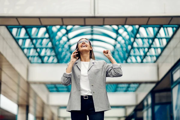 Kız Iyi Haber Sıradan Ceketli Gözlüklü Bir Kadın Telefonu Kulağına — Stok fotoğraf