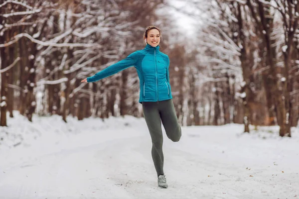 Adatta Sportiva Piedi Nella Neve Nella Foresta Facendo Esercizi Fitness — Foto Stock