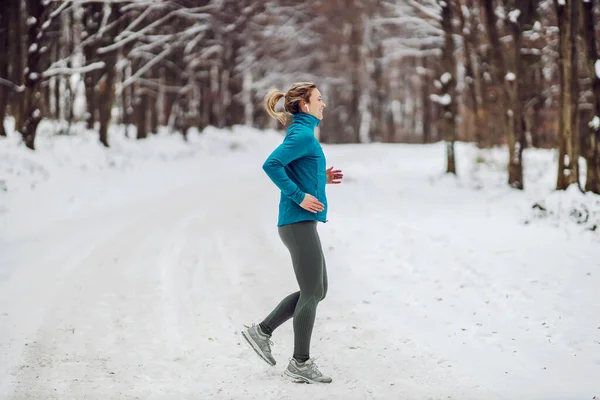 Side View Sportswoman Jogging Woods Snowy Chilly Winter Day Cold — Foto Stock