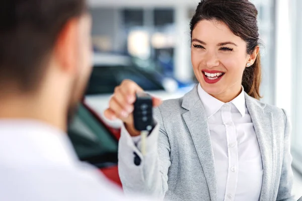 Sorrindo Vendedor Carros Amigável Salão Beleza Carro Com Cliente Entregando — Fotografia de Stock