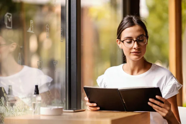 Una Joven Está Sentada Restaurante Leyendo Menú Ella Está Lugar — Foto de Stock