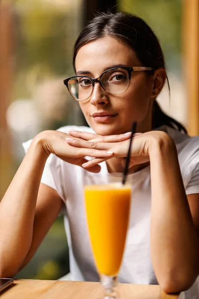 Portrait Young Woman Posing Bar Looking Camera Front Her Glass — Stock Photo, Image