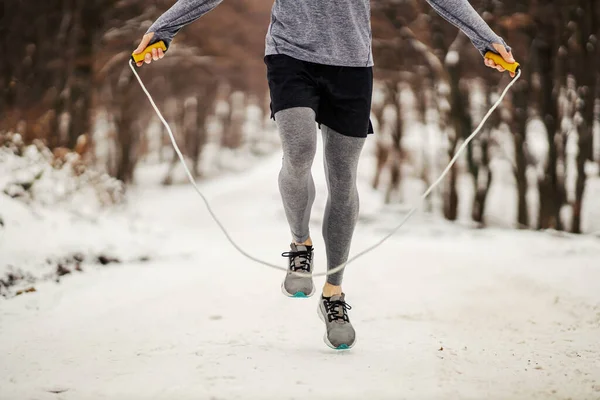 Lábak Ugrálnak Kötélen Havas Úton Télen Téli Sport Kardio Gyakorlatok — Stock Fotó