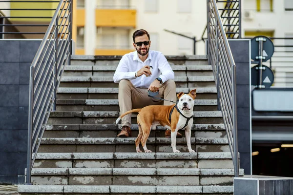 Właściciel Psa Pies Mieście Przystojny Mężczyzna Elegancko Ubrany Pije Kawę — Zdjęcie stockowe