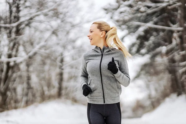 Sportiva Felice Che Corre Nella Natura Inverno Tempo Nevoso Abitudini — Foto Stock