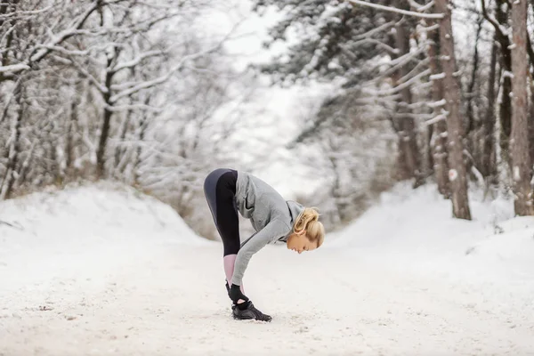 겨울에는 눈덮인 자연의 스트레칭을 따뜻하게 운동을 스포츠 — 스톡 사진