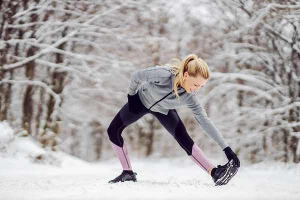 자연에 겨울에는 따뜻하게 스트레칭 운동을 Fit Sportswoman 눈내리는 — 스톡 사진