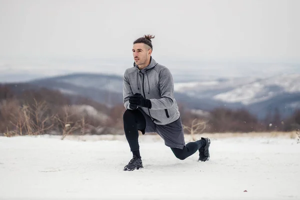Formda Sporcu Kışın Diz Çöküp Isınıyor Karda Egzersiz Yapıyor Kış — Stok fotoğraf