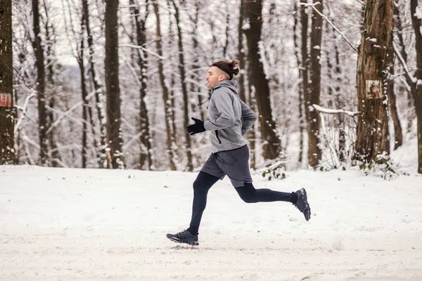 Snelle Loper Loopt Het Bos Besneeuwde Winterdag Gezonde Levensstijl Winterfitness — Stockfoto