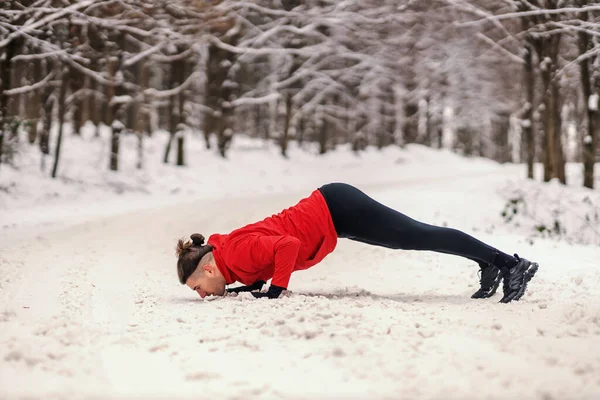 Sportivo Forma Facendo Esercizi Yoga Sulla Neve Nella Foresta Inverno — Foto Stock