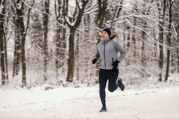 Fit Corridore Che Corre Nella Foresta Sulla Neve Inverno Fitness — Foto Stock