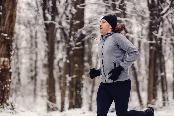 Fitt Futó Fut Erdőben Havon Télen Szabadtéri Fitness Téli Sport — Stock Fotó
