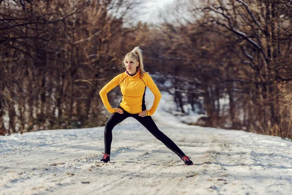 Sportswoman Piedi Sentiero Innevato Nella Natura Inverno Facendo Esercizi Stretching — Foto Stock